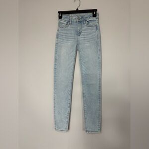 Women’s Almost New American Eagle Light Wash Short Skinny Jeans Size 00 Fitted
